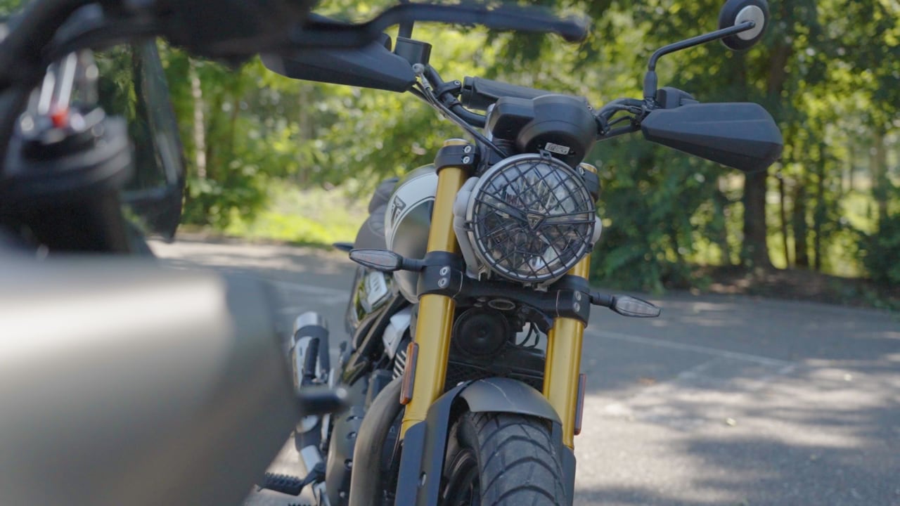 Husqvarna Svartpilen 401 VS Triumph Scrambler 400 X: monocilindriche premium contro